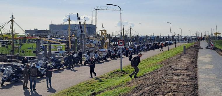 Yerseke: de dijk zo hoog door het dorp, de oesterputten, altijd leuk. In de haven 5 minuten plas- en rookpauze. Daar worden motorrijders ook blij van.